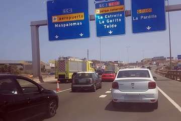 Una colisión de cinco vehículos en la GC-1, a la altura de Telde, causa importantes retenciones de tráfico/TA y Acfi Pres.